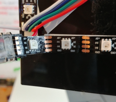 Das Ende der LED-Kette wird in den Endadapter geführt und dieser geschlossen.